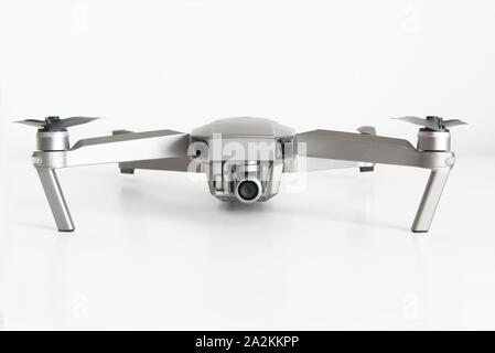 Isolierte quadcopter Brummen auf eine weiße Fläche zeigt seine Kamera auf einem weißen Hintergrund. Leere Raum für Editor's Text. Stockfoto