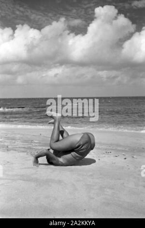 Die berühmte Tänzerin Gret Palucca 5/6 Ihrem Türkeirundreise auf Sylt, Deutsches Reich 30er Jahre. Die beliebte Tänzerin Gret Palucca im Urlaub auf Sylt, Deutschland 1930. Stockfoto