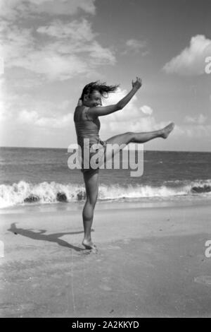 Die berühmte Tänzerin Gret Palucca 5/6 Ihrem Türkeirundreise auf Sylt, Deutsches Reich 30er Jahre. Die beliebte Tänzerin Gret Palucca im Urlaub auf Sylt, Deutschland 1930. Stockfoto