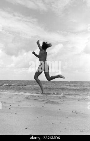 Die berühmte Tänzerin Gret Palucca 5/6 Ihrem Türkeirundreise auf Sylt, Deutsches Reich 30er Jahre. Die beliebte Tänzerin Gret Palucca im Urlaub auf Sylt, Deutschland 1930. Stockfoto