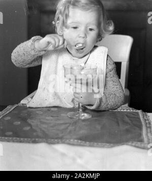 Die Familie feiert Weihnachten, Deutsches Reich 30er Jahre. Eine Familie Weihnachten feiern, Deutschland 1930. Stockfoto