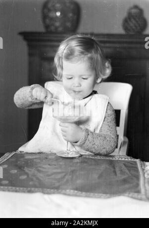 Die Familie feiert Weihnachten, Deutsches Reich 30er Jahre. Eine Familie Weihnachten feiern, Deutschland 1930. Stockfoto