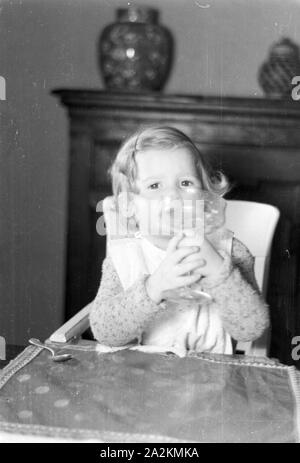 Die Familie feiert Weihnachten, Deutsches Reich 30er Jahre. Eine Familie Weihnachten feiern, Deutschland 1930. Stockfoto