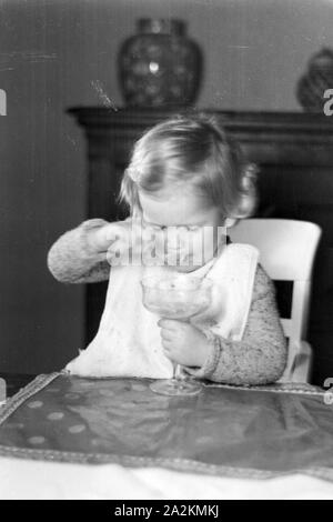 Die Familie feiert Weihnachten, Deutsches Reich 30er Jahre. Eine Familie Weihnachten feiern, Deutschland 1930. Stockfoto