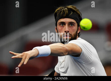 Peking, China. 3. Okt, 2019. Nikoloz Basilashvili von Georgien gibt einen Schuß während der zweiten Runde Männer singles Match gegen Stefanos Tsitsipas Griechenlands im Jahr 2019 China Open Tennisturnier in Peking, der Hauptstadt von China, Oktober 3, 2019. Credit: Li Yibo/Xinhua/Alamy leben Nachrichten Stockfoto