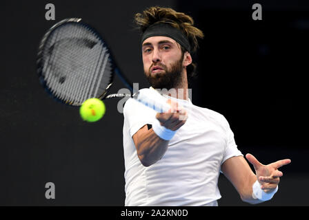 Peking, China. 3. Okt, 2019. Nikoloz Basilashvili von Georgien gibt einen Schuß während der zweiten Runde Männer singles Match gegen Stefanos Tsitsipas Griechenlands im Jahr 2019 China Open Tennisturnier in Peking, der Hauptstadt von China, Oktober 3, 2019. Credit: Li Yibo/Xinhua/Alamy leben Nachrichten Stockfoto