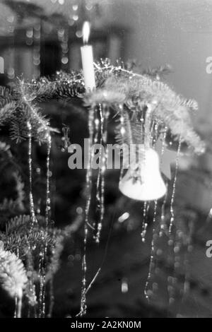 Die Familie feiert Weihnachten, Deutsches Reich 30er Jahre. Eine Familie Weihnachten feiern, Deutschland 1930. Stockfoto