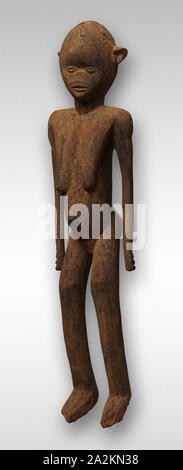 Weibliche Figur (Bateba Phuwe), aus dem 19. Jahrhundert, Lobi, Burkina Faso, Nord Afrika und die Sahelzone, Burkina Faso, Holz und aufopferungsvollen Material, 78,1 × 20,3 × 15,2 cm (30 3/4 × 8 × 6 in Stockfoto