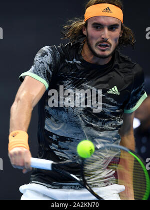 Peking, China. 3. Okt, 2019. Stefanos Tsitsipas Griechenlands gibt einen Schuß während der zweiten Runde Männer singles Match gegen Nikoloz Basilashvili Georgiens im Jahr 2019 China Open Tennisturnier in Peking, der Hauptstadt von China, Oktober 3, 2019. Credit: Li Yibo/Xinhua/Alamy leben Nachrichten Stockfoto