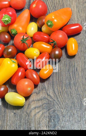 Sortiment von Cherry Tomaten und Paprikaschoten auf Tisch Stockfoto