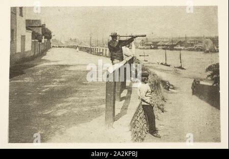 Auf der Look-Out, 1887, Peter Henry Emerson, Englisch, geboren in Kuba, 1856 - 1936, England, Photogravüren, PL. VI aus dem Album 'wilde Leben auf eine Flutwelle Wasser: Die Abenteuer eines House-Boat und Ihre Crew' (1890), Edition 270/500, 8,2 x 12,6 cm (Bild), 24,6 × 30 cm (Papier Stockfoto