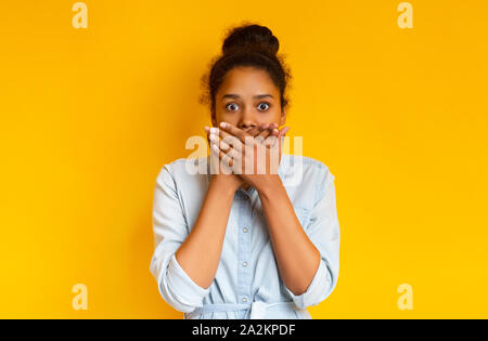 Schockiert jugendlich Mädchen auf den Mund mit Händen Stockfoto