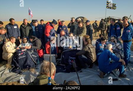 Zhezkazgan, Kasachstan. 03. Oktober 2019. Die Expedition 60 Crew Mitglieder sind nach der Landung in einem der russischen Sojus MS-12 Raumschiff folgenden 203 Tage auf der Internationalen Raumstation Oktober 3, 2019 in einer abgelegenen Gegend in der Nähe der Stadt Zhezkazgan, Kasachstan überprüft. Sitzend von links nach rechts sind: der Besuch astronaut Hazzaa Ali Almansoori der Vereinigten Arabischen Emirate, Russischer Kosmonaut Alexej Ovchinin von Roskosmos, und amerikanische Nick Haag der NASA. Credit: Bill Ingalls/NASA/Alamy leben Nachrichten Stockfoto