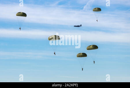 Ede, Niederlande, 20-Sept-2019: Das airborne Gedenkfeiern auf Ginkel Heide mit para Tropfen mit Hunderten von Fallschirmspringern aus Herkules und Dakota remebring die 75 Jahr der Operation Market Garden gesunken Stockfoto