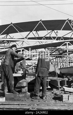 Beim Bau der Reichsausstellung DES chaffendes Volk' in Düsseldorf Schlageterstadt, Deutschland 1930er Jahre. Planung, Konzeptionierung und Gebäude der Reichsausstellung chaffendes Volk' Ausstellung im Düsseldorfer Schlagerterstadt, Deutschland 1930. Stockfoto