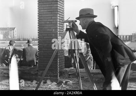 Beim Bau der Reichsausstellung DES chaffendes Volk' in Düsseldorf Schlageterstadt, Deutschland 1930er Jahre. Planung, Konzeptionierung und Gebäude der Reichsausstellung chaffendes Volk' Ausstellung im Düsseldorfer Schlagerterstadt, Deutschland 1930. Stockfoto