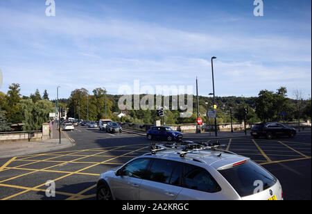 Gelbe Box Road Kreuzung Perth GROSSBRITANNIEN Stockfoto
