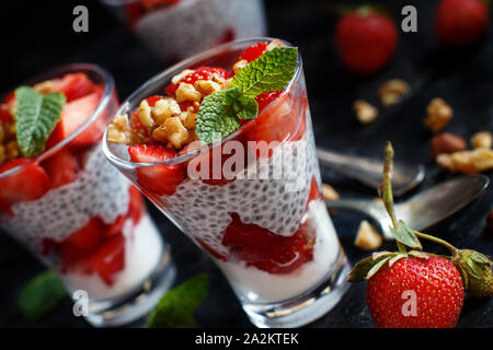 Chia Samen pudding Strawberry Parfait mit griechischem Joghurt und Muttern Stockfoto