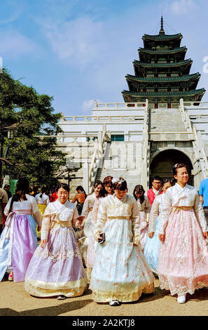 SEPT. 19, 2019 - Seoul, Südkorea: Frauen das Tragen der traditionellen hanbok koreanischen Kleider vor dem Nationalmuseum in Seoul, Südkorea. Stockfoto