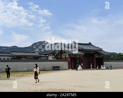 SEPT. 19, 2019 - Seoul, Südkorea: Lokale und ausländische Touristen srolling und Sehenswürdigkeiten an der berühmten Gyeongbokgung Palast in Seoul in Südkorea. Stockfoto