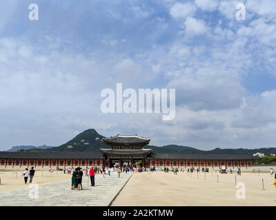 SEPT. 19, 2019 - Seoul, Südkorea: Lokale und ausländische Touristen srolling und Sehenswürdigkeiten an der berühmten Gyeongbokgung Palast in Seoul in Südkorea. Exter Stockfoto