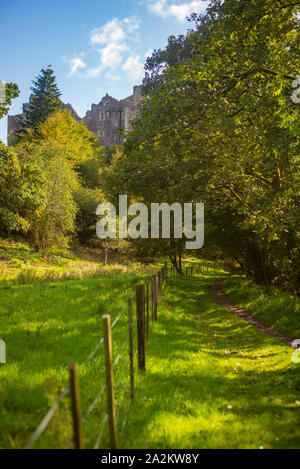 Baum fallen Weg führt durch die Natur zu einem Schloss in Schottland Stockfoto