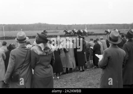 Zuschauer beim Moderennen in Berlin, Deutschland, 1930er Jahre. Zuschauer an der Moderennen Pferd Rennen in Berlin, Deutschland 1930. Stockfoto