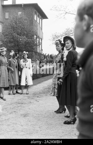 Zuschauer beim Moderennen in Berlin, Deutschland, 1930er Jahre. Zuschauer an der Moderennen Pferd Rennen in Berlin, Deutschland 1930. Stockfoto