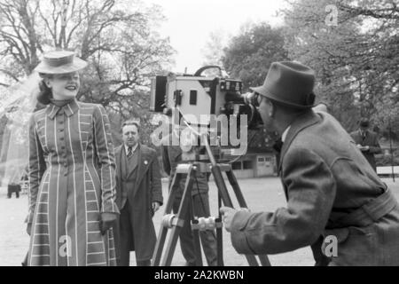 Zuschauer beim Moderennen in Berlin, Deutschland, 1930er Jahre. Zuschauer an der Moderennen Pferd Rennen in Berlin, Deutschland 1930. Stockfoto