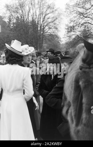 Zuschauer beim Moderennen in Berlin, Deutschland, 1930er Jahre. Zuschauer an der Moderennen Pferd Rennen in Berlin, Deutschland 1930. Stockfoto