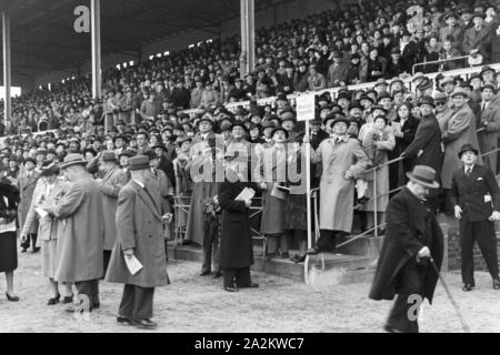 Zuschauer beim Moderennen in Berlin, Deutschland, 1930er Jahre. Zuschauer an der Moderennen Pferd Rennen in Berlin, Deutschland 1930. Stockfoto