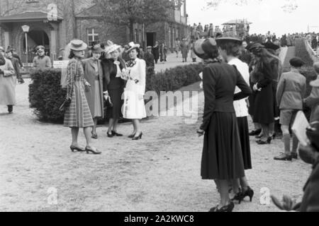 Zuschauer beim Moderennen in Berlin, Deutschland, 1930er Jahre. Zuschauer an der Moderennen Pferd Rennen in Berlin, Deutschland 1930. Stockfoto