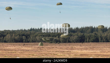 Ede, Niederlande, 20-Sept-2019: Das airborne Gedenkfeiern auf Ginkel Heide mit para Tropfen mit Hunderten von Fallschirmspringern aus Herkules und Dakota remebring die 75 Jahr der Operation Market Garden gesunken Stockfoto