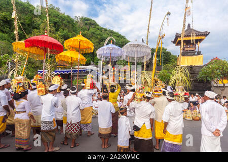 Bali, Indonesien - Apr 2, 2012 - Hari Raya Fest Galungan und Umanis Fest Galungan Urlaub fesival Parade - die Tage zum Sieg der Güte über Stockfoto