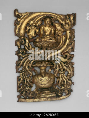 Transzendenten Buddha Akshobhya und Behälter überfüllt mit Laub (Purnagata), 15./16. Jahrhundert, Southern Tibet oder Nepal, Tibet, vergoldete Kupfer arbeitete in repousse, 19,8 x 13,1 x 2,6 cm (7 13/16 x 5 3/16 x 1 1/16-in Stockfoto