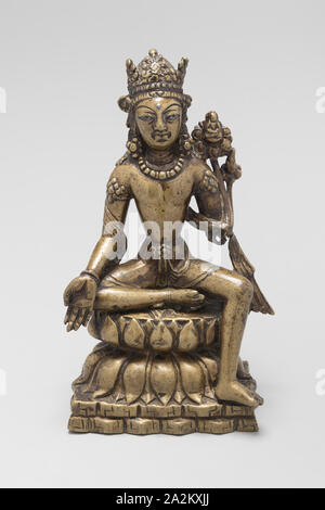 Bodhisattva Avalokiteshvara sitzt mit Hand in der Geste der Geschenke (Varadamudra), 8./9. Jahrhunderts, Pakistan, Khyber Pakhtunkhwa Provinz, Tal von Swat, Swat, Messing mit Silber, 15,9 x 10,3 x 6 cm (6 1/4 x 4 1/16 x 2 3/8 in Stockfoto