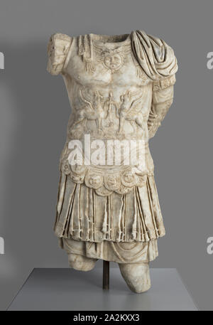 Fragment einer Portrait Statue eines Mannes, vielleicht ein römischer Kaiser, Ende 1./Anfang 2. Jahrhundert n. Chr., Römische, Marmor, 119,3 × 58,4 × 27,9 cm (47 × 23 × 11. Stockfoto