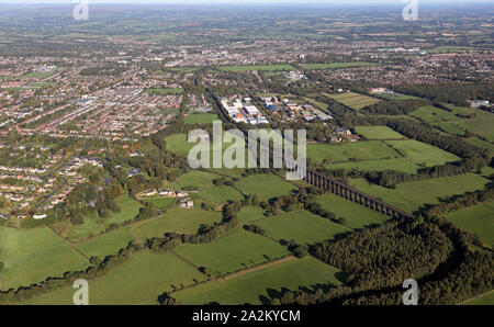 Luftaufnahme des Harrogate Skyline von Süden gesehen, die Bahnlinie in der Nähe von Hookstone Beck in Richtung Hainbuche Business Park, Harrogate Stockfoto