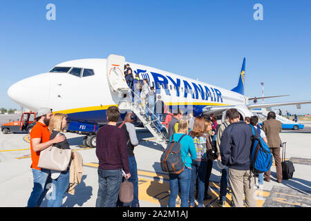 Flughafen Trieste, Italien - 20 April 2018: Leute an Bord Ryanair Flugzeug auf Flughafen Friuli Venezia Giulia in Triest, Italien, am 20. April 2018. Ryanair Stockfoto