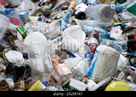 Foto von Menge Abfall mit Plastikflaschen auf Street, close-up Stockfoto