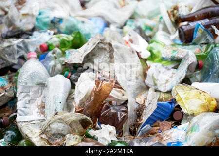 Bild der Menge Abfall mit Plastikflaschen auf Street, close-up Stockfoto