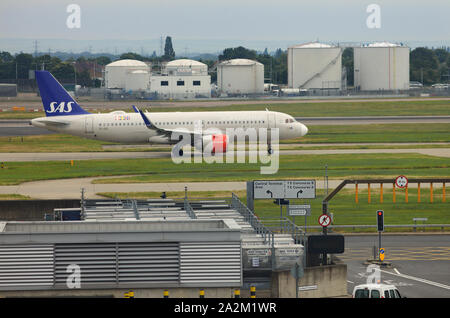 Ein SAS-Airbus A320 rollt am Flughafen Heathrow, London, England Stockfoto