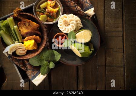 Nasi Timbel. Die traditionellen Sundanesischen Fest des Reises in Bananenblätter eingewickelt; mit mehreren Beilagen serviert. Stockfoto