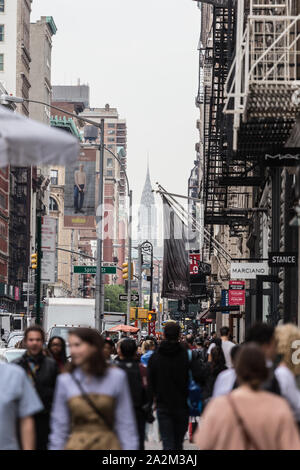 New York, NY, USA - 17. Mai 2018: Massen von Menschen zu Fuß Bürgersteig der Broadway Avenue in Soho von Midtown Manhattan am Mai 18th, 2018 in New York City Stockfoto