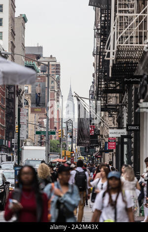 New York, NY, USA - 17. Mai 2018: Massen von Menschen zu Fuß Bürgersteig der Broadway Avenue in Soho von Midtown Manhattan am Mai 18th, 2018 in New York City Stockfoto