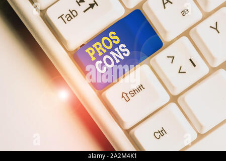 Konzeptionelle Handschrift zeigen Profis Kons. Konzept Bedeutung der günstigen und ungünstigen Faktoren oder aus Gründen der Nachweis Weiß pc-Tastatur mit Nr. Stockfoto
