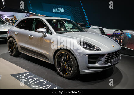 FRANKFURT, Deutschland - September 10, 2019: Porsche Macan Turbo Auto auf der Frankfurter Automobilausstellung IAA 2019 präsentiert. Stockfoto