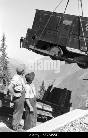 Ein Dorf entsteht am Piz Buin, Deutsches Reich 30er Jahre. Ein Dorf, das sich auf den Piz Buin, Deutschland 1930. Stockfoto