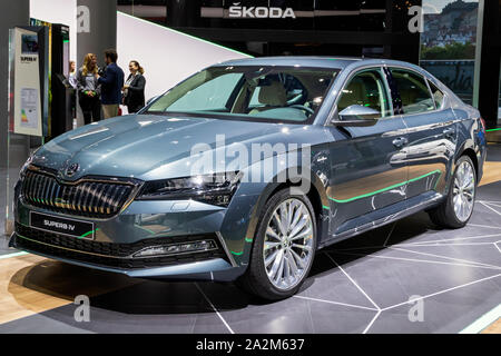 FRANKFURT, Deutschland - 11.September 2019: Neue 2020 Skoda Superb iV Plug-in Hybrid Auto auf der Frankfurter Automobilausstellung IAA 2019 präsentiert. Stockfoto