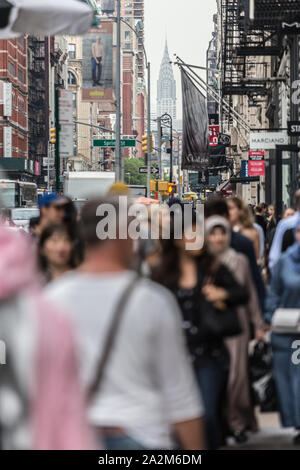 New York, NY, USA - 17. Mai 2018: Massen von Menschen zu Fuß Bürgersteig der Broadway Avenue in Soho von Midtown Manhattan am Mai 18th, 2018 in New York City Stockfoto